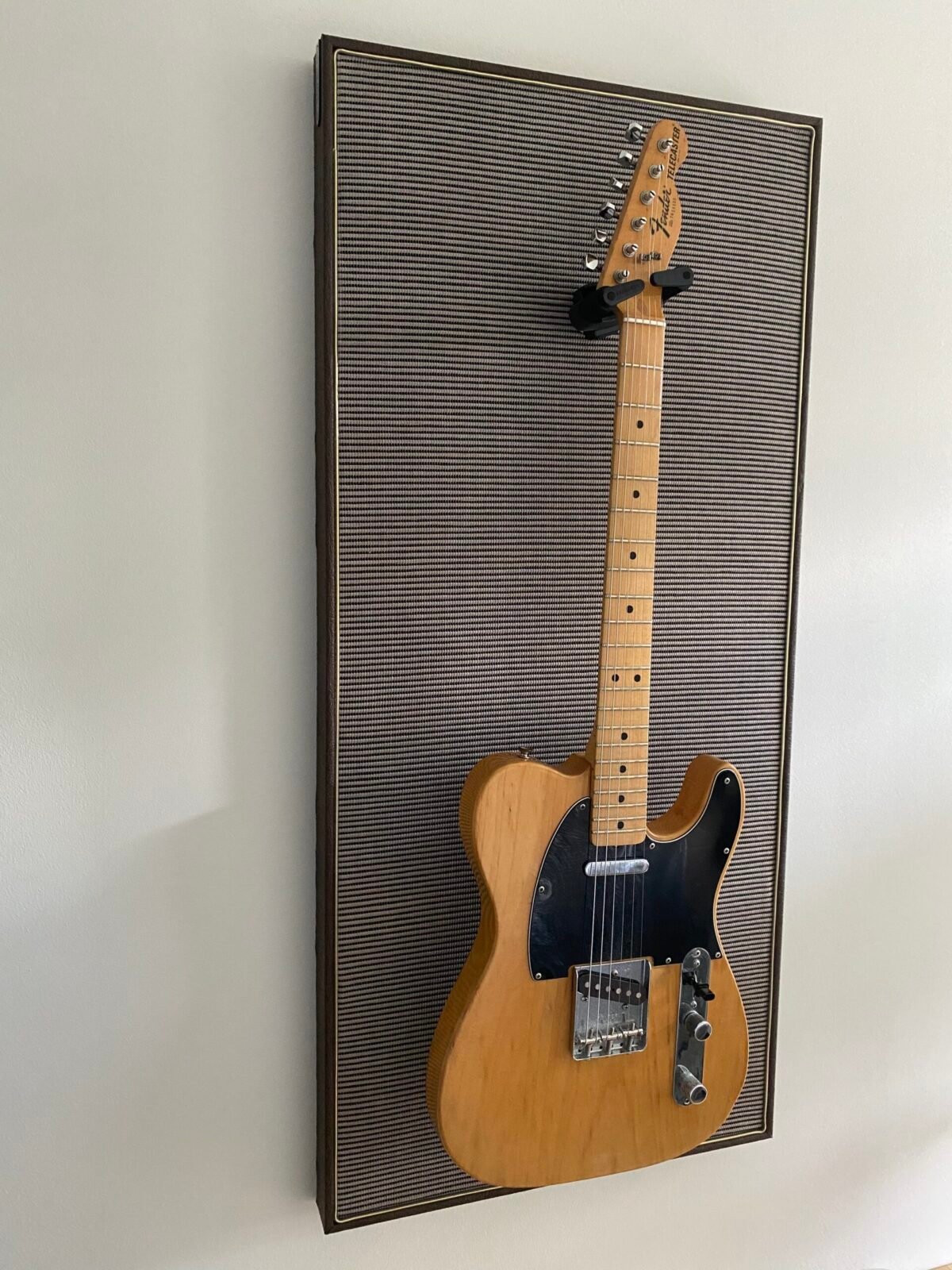 akoestisch paneel met gitaar aan haak