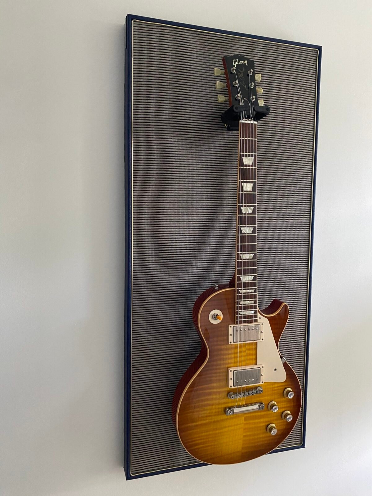 Akoestisch Paneel Bluesbreaker Levant Blue side full Gitaar aan haak op akoestisch paneel