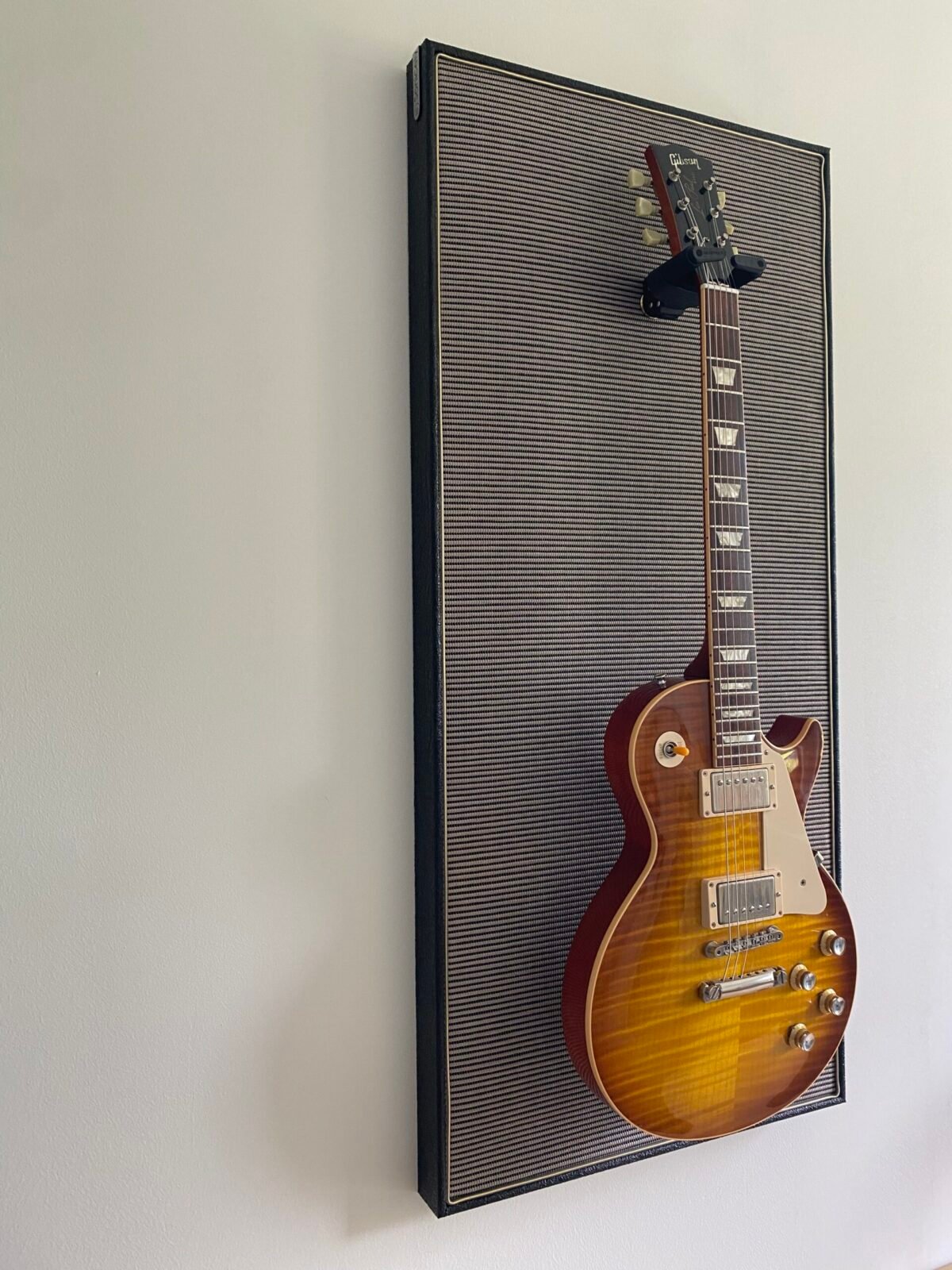 Akoestisch paneel Bluesbreaker Elephant Black full side Gitaar aan haak op akoestisch paneel