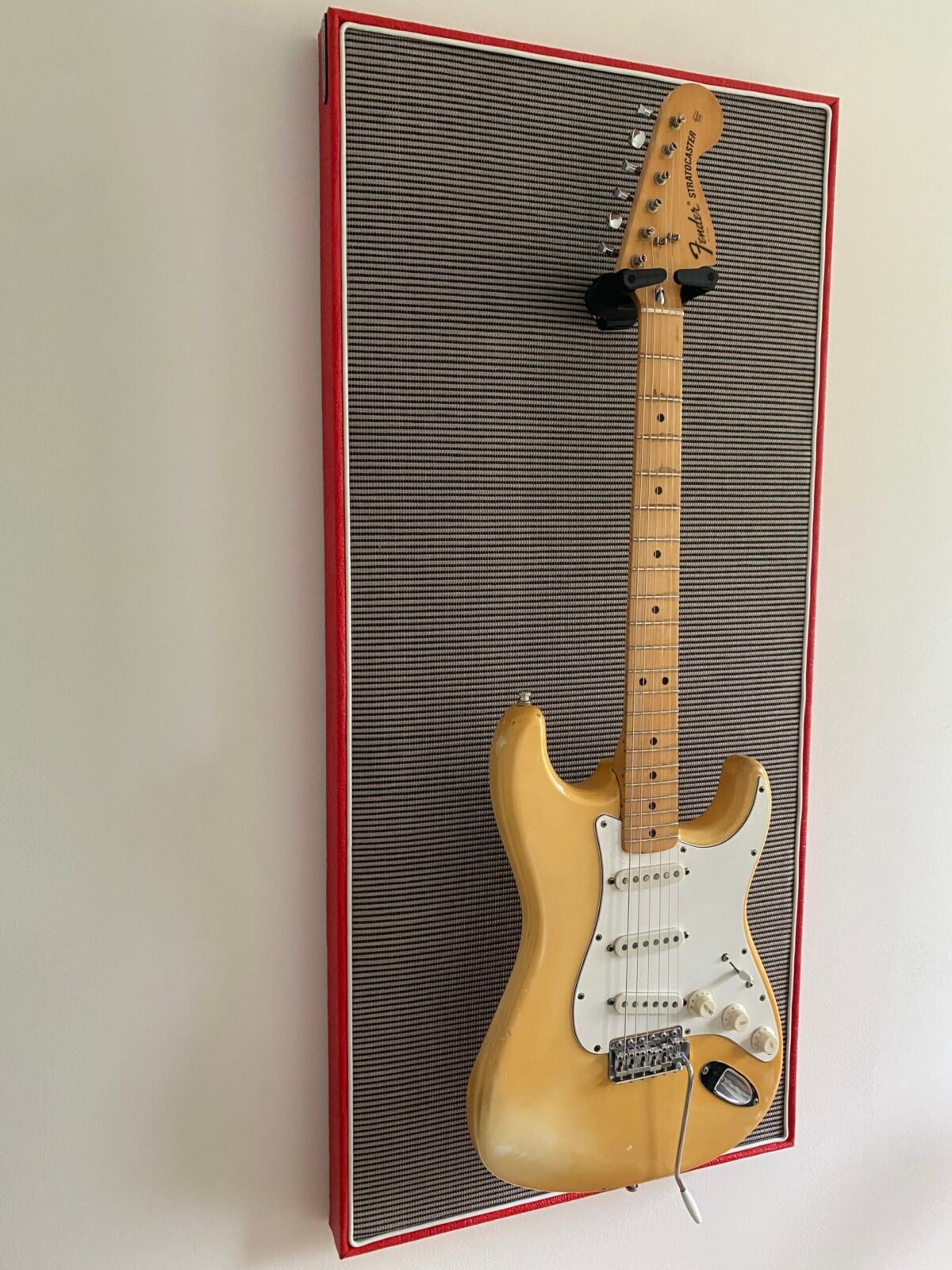 Akoestisch paneel met gitaar aan haak