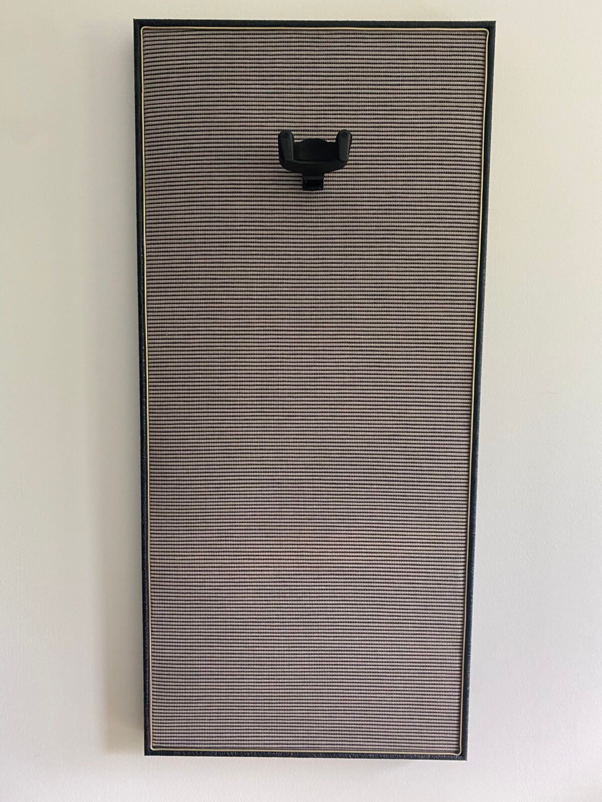 Akoestisch paneel Bluesbreaker Elephant black full front Gitaar aan haak op akoestisch paneel