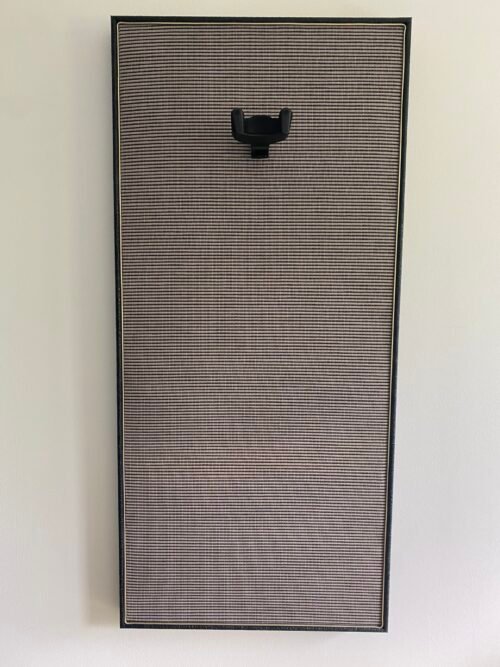 Gitaar aan haak op akoestisch paneel