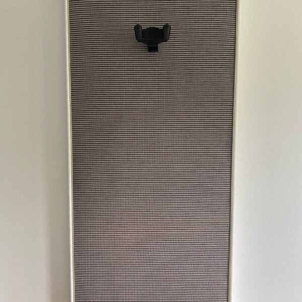 Gitaar aan haak op akoestisch paneel