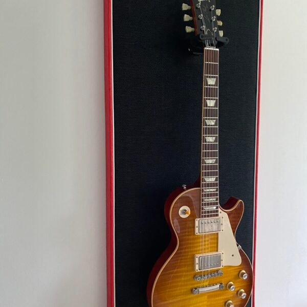 Gitaar aan haak op akoestisch paneel