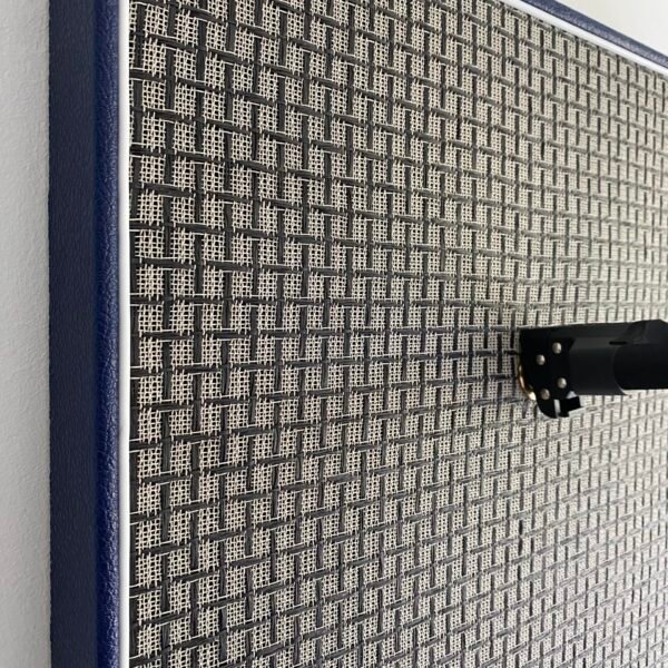 Gitaar akoestisch wandpaneel large check dark blue side Large Check speakerdoek met Hercules gitaarhaak