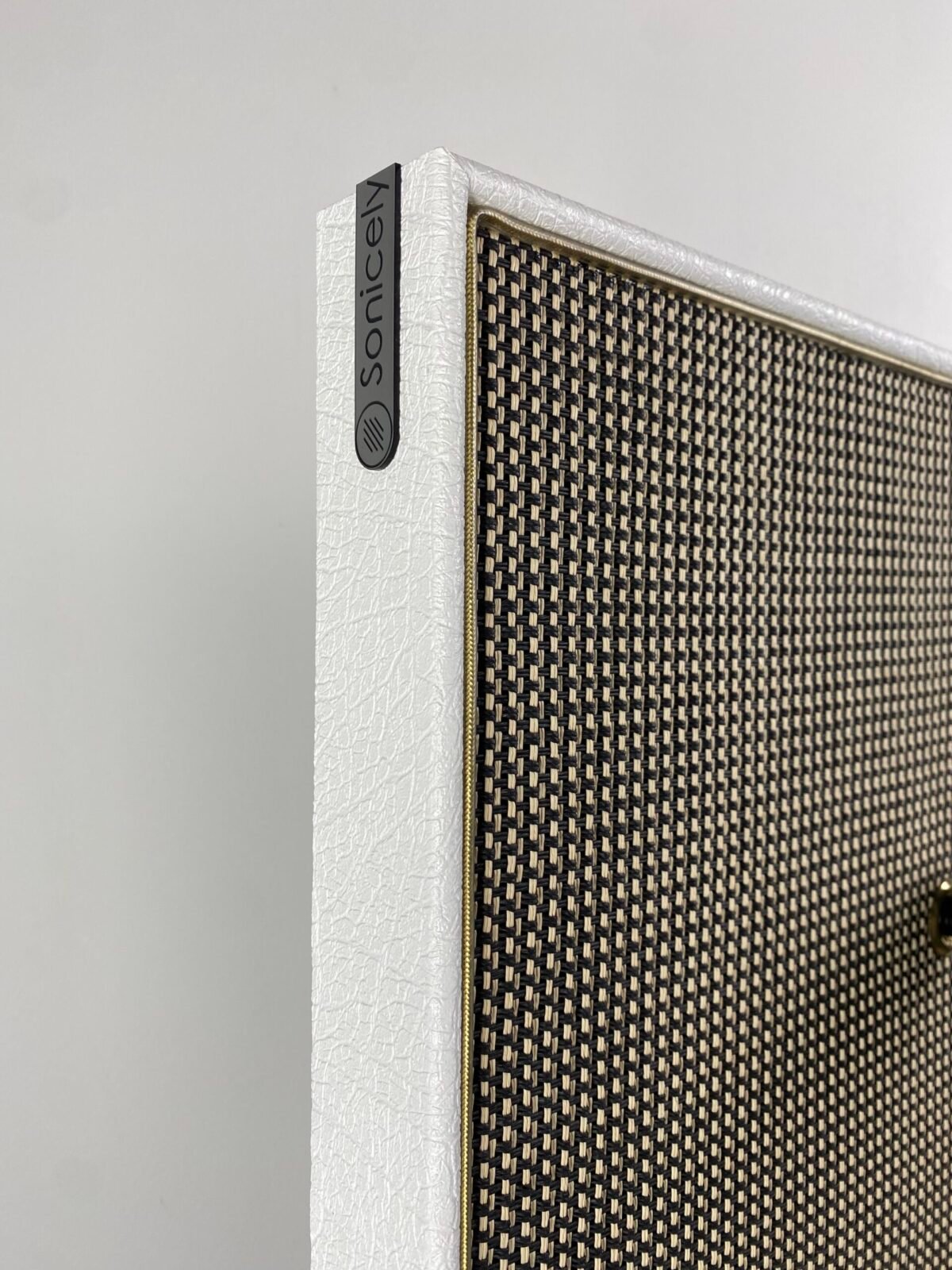 M-Style Salt & Pepper Elephant White Gold Piping logo logo op akoestisch paneel met Salt & Pepper speakerdoek