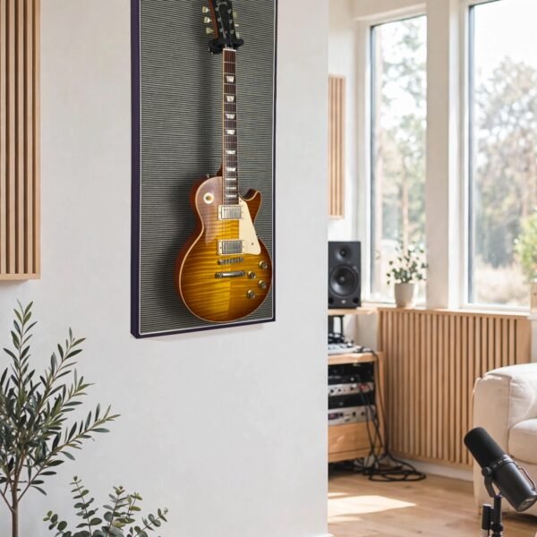 Akoestisch paneel aan muur met gitaar aan haak