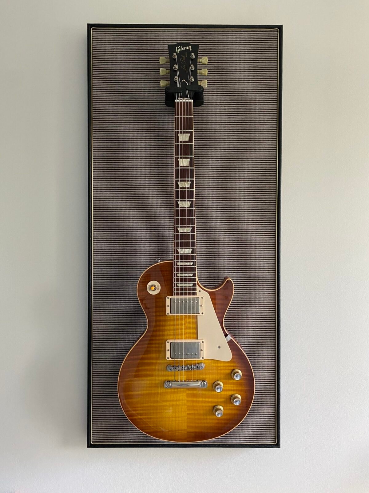 Akoestisch paneel met gitaar aan haak