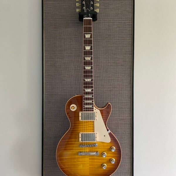 Akoestisch paneel met gitaar aan haak