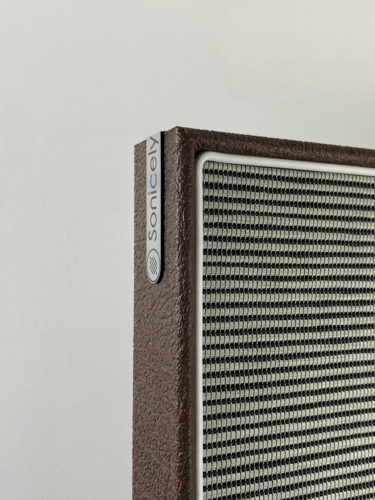 close up van akoestisch paneel met Sonicely logo