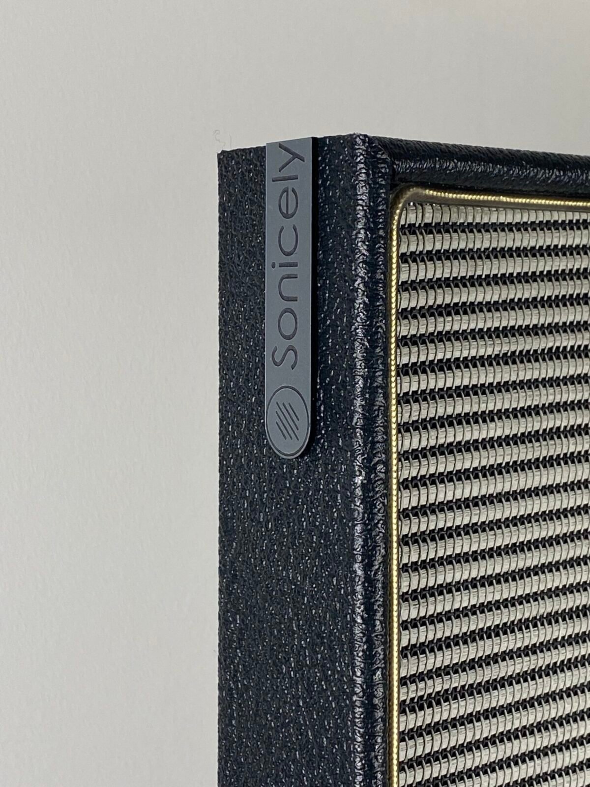 logo Sonicely op met bluesbreaker speakerdoek op akoestisch paneel