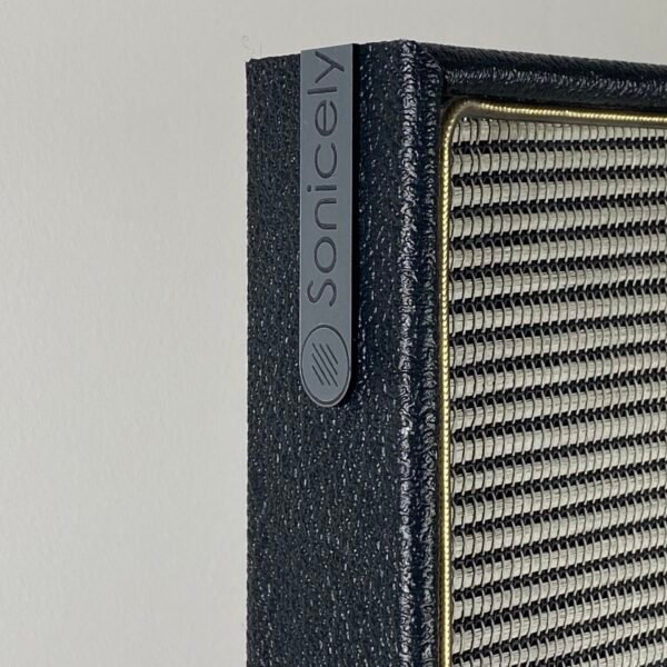 logo Sonicely op met bluesbreaker speakerdoek op akoestisch paneel