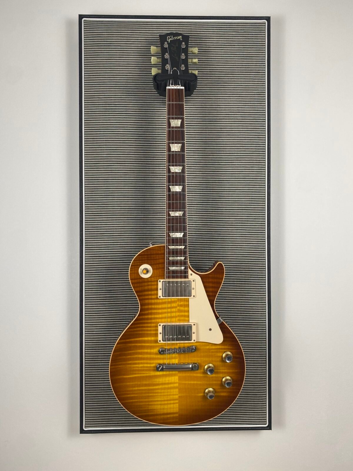 Akoestisch paneel met gitaar aan haak