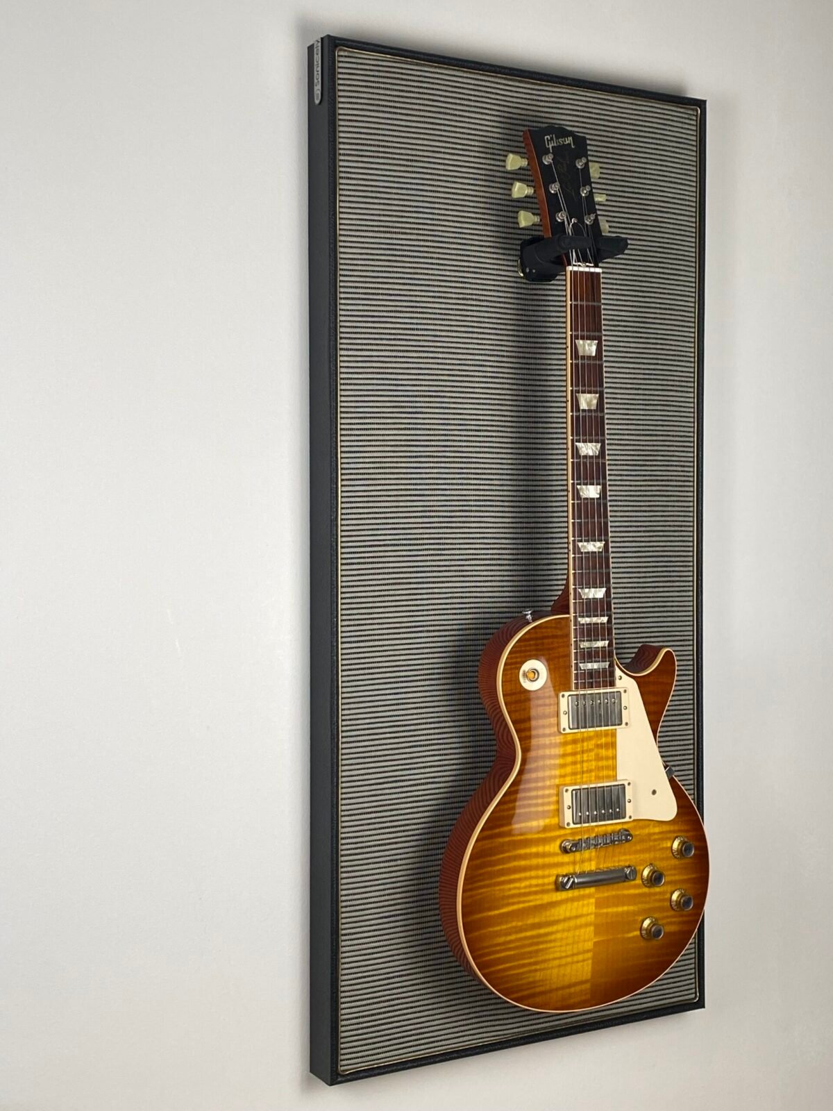 Akoestisch paneel met gitaar aan haak