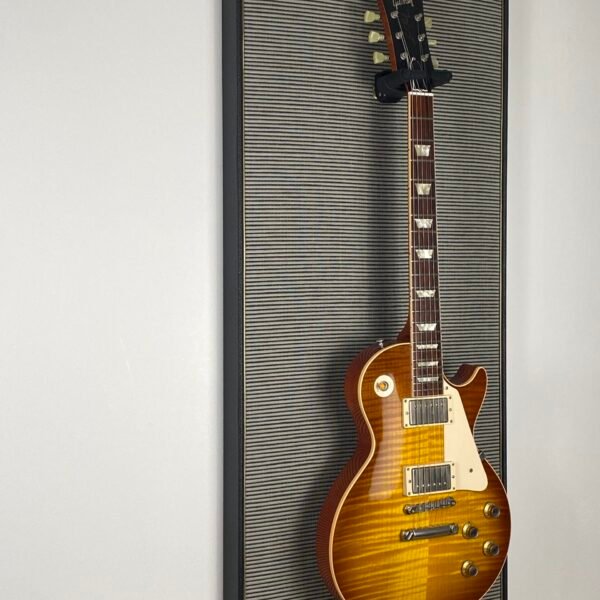 Akoestisch paneel met gitaar aan haak