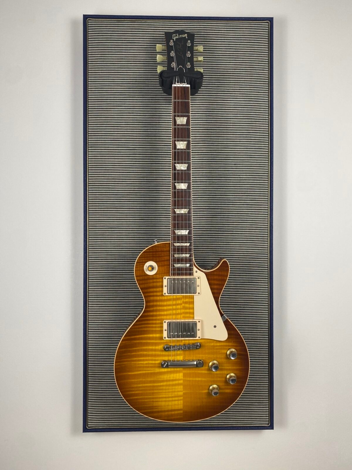 M-Style Bluesbreaker Blue Levant Gold piping fr Guitar Akoestisch paneel met gitaar aan haak