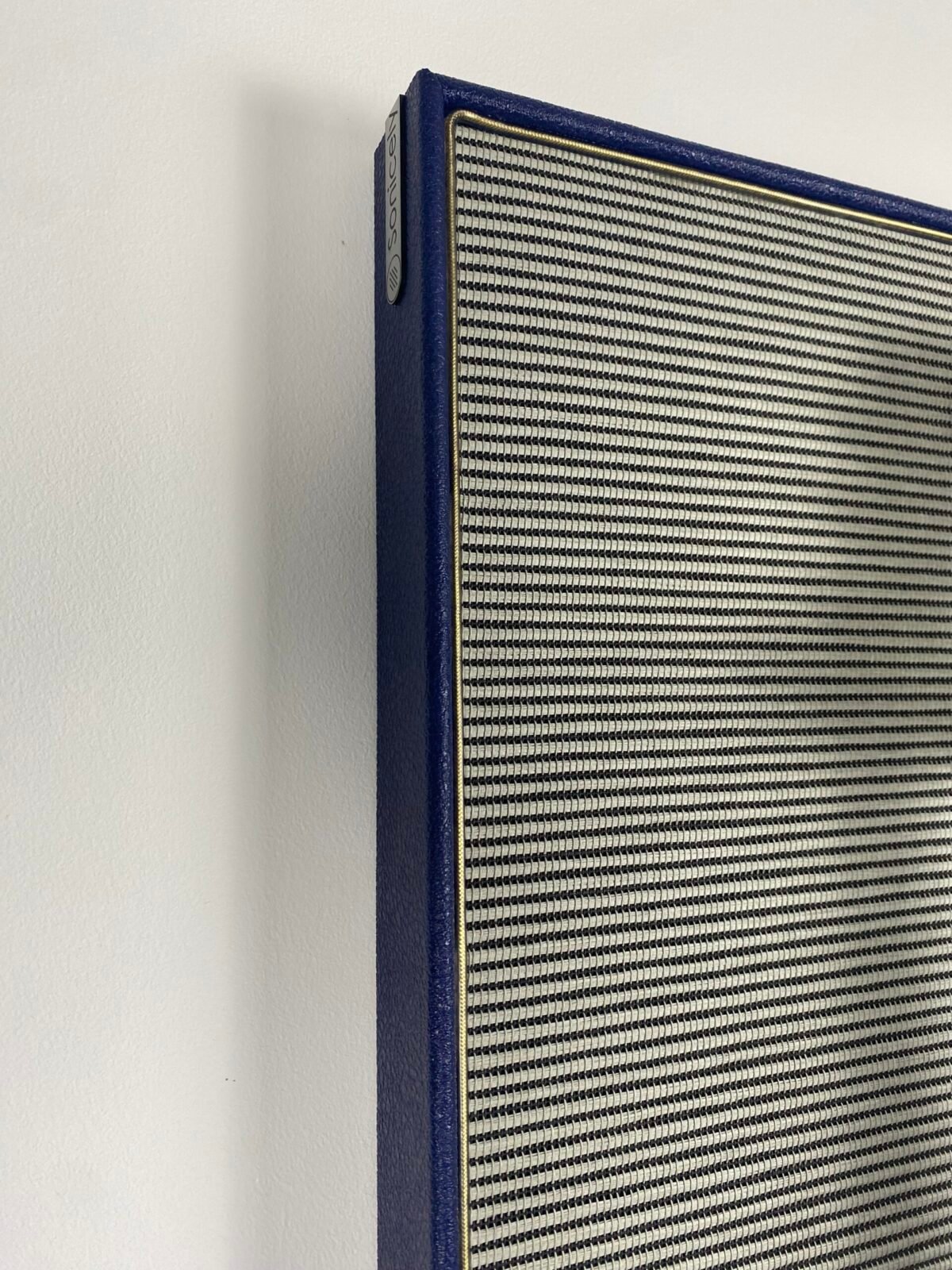 M-Style Bluesbreaker Levant Dark Blue Gold piping side close up Bluesbreaker speakerdoek met gold piping