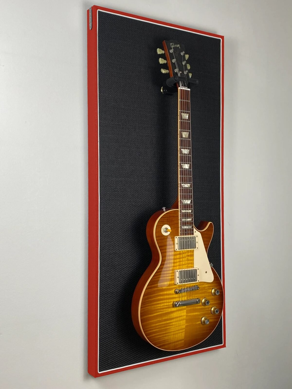 Gitaar aan rood met zwart akoestisch wandpaneel