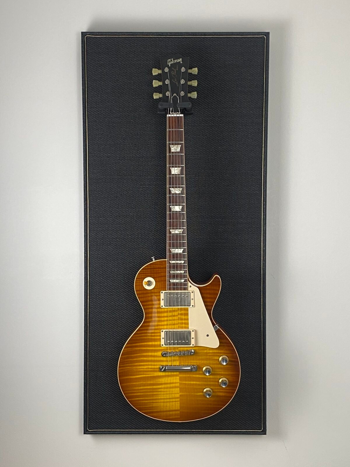 Akoestisch paneel met gitaar aan haak