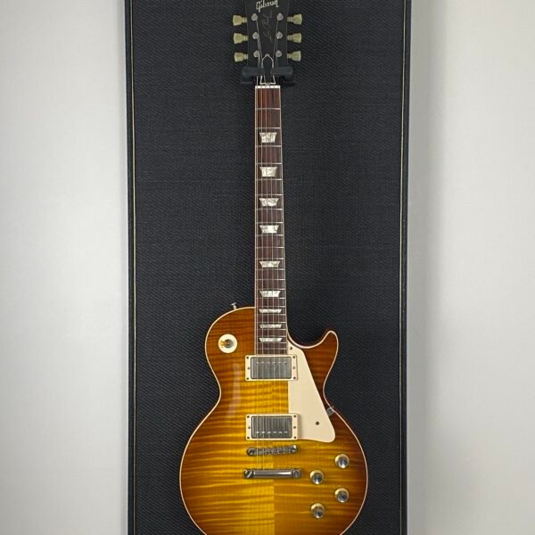 Akoestisch paneel met gitaar aan haak