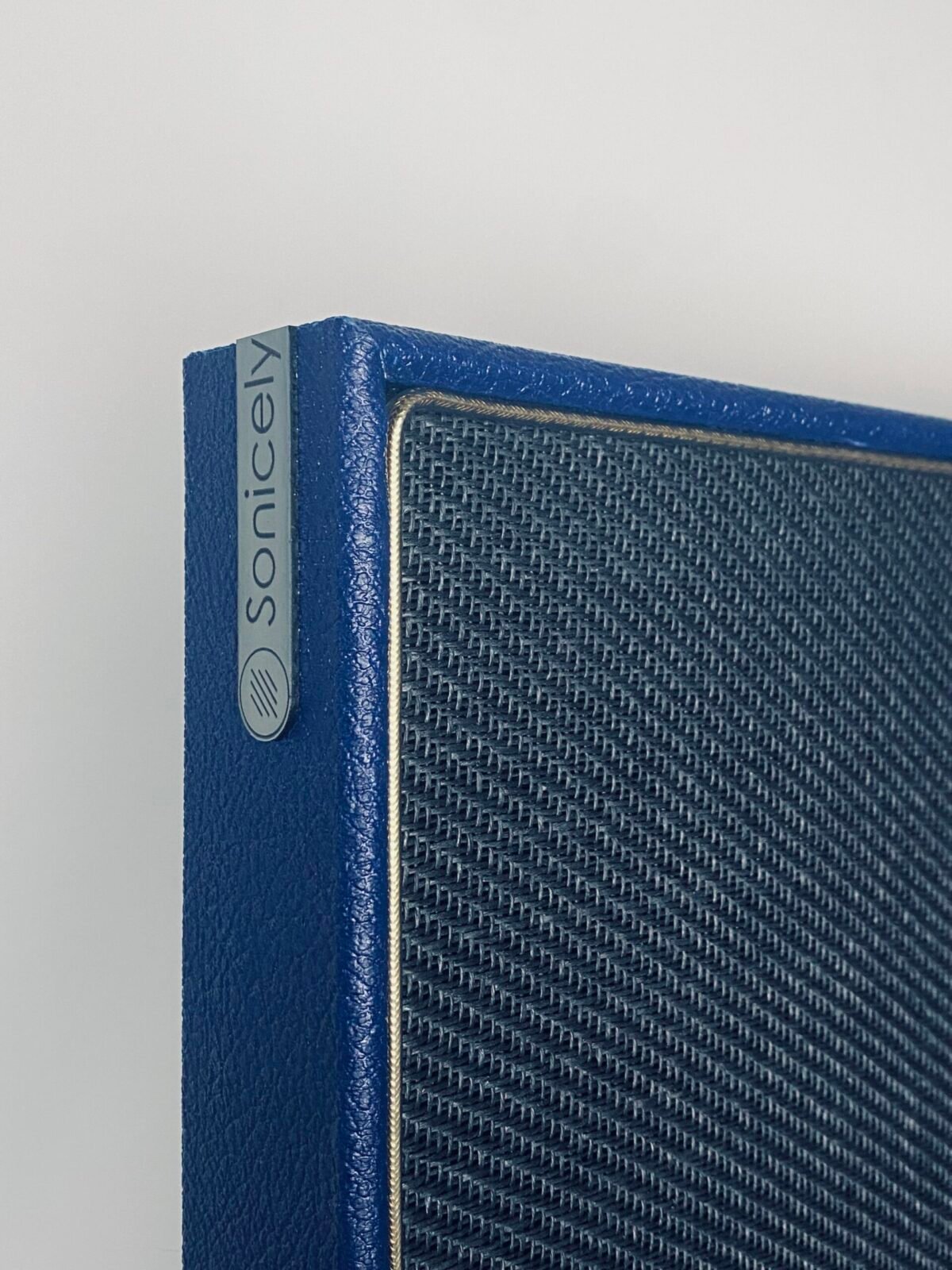 Logo Sonicely hoek black weave blue levant paneel