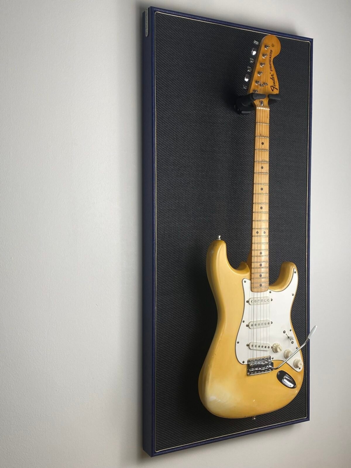 Akoestisch paneel met gitaar aan haak