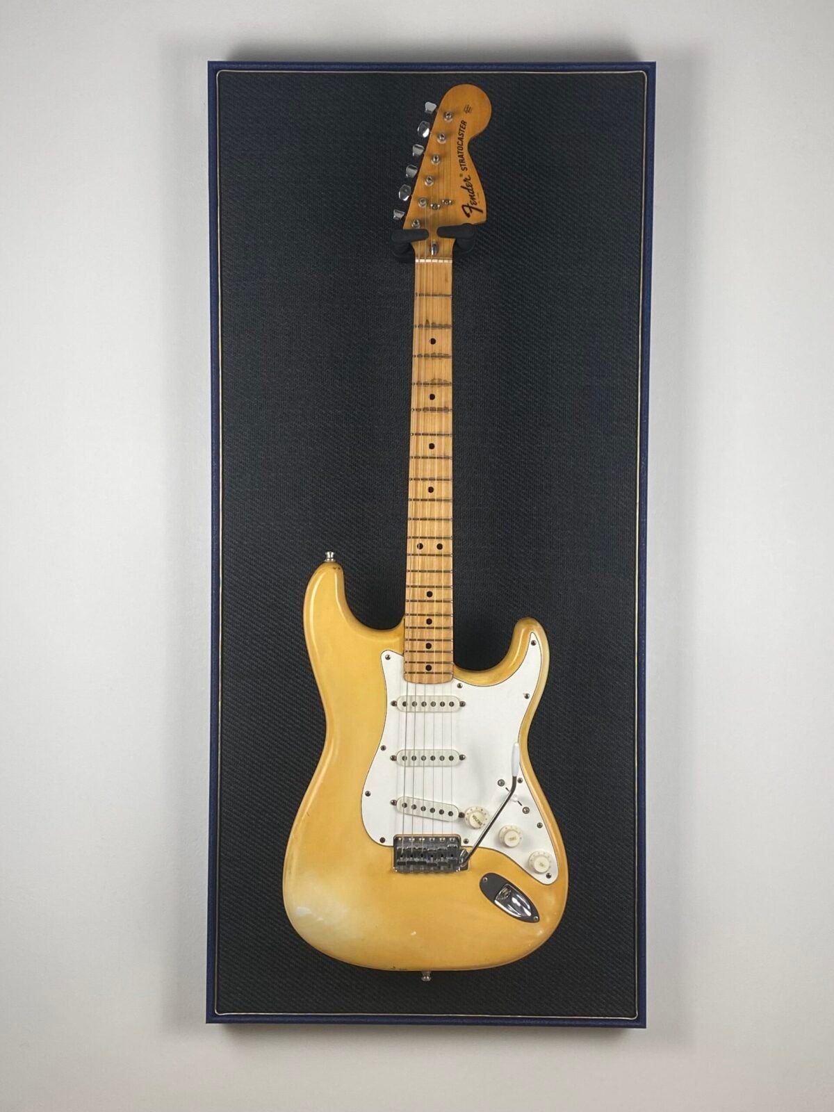 Akoestisch paneel met gitaar aan haak