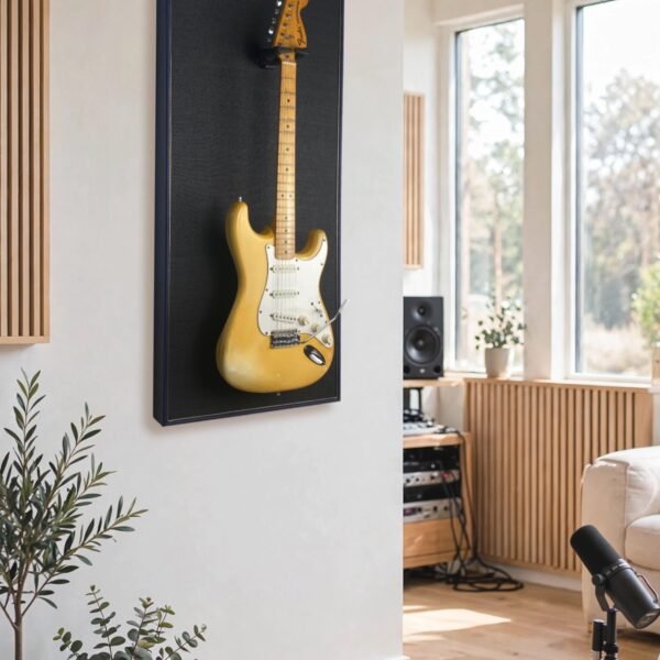 Akoestisch paneel aan muur met gitaar aan haak