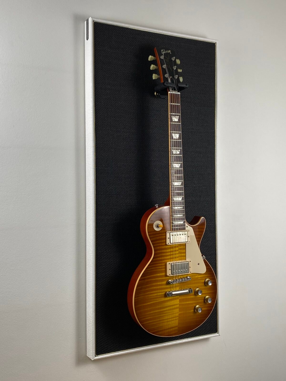 m style jcmbw ew Elektrische gitaar hangt aan muur op akoestisch zwart met wit paneel