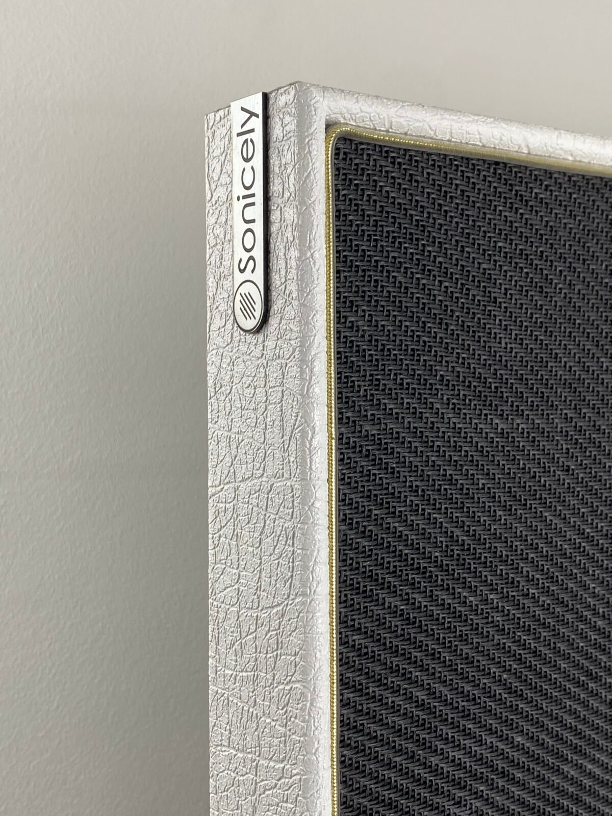 m style jcmbw ew gold piping Hoek van akoestisch paneel wil met zwart speakerdoek