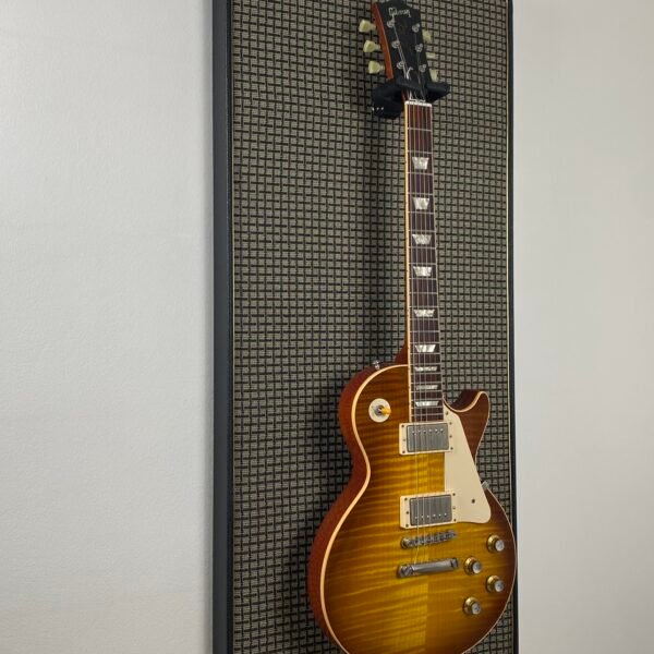 m style lc lbk Elektrische gitaar hangt aan wand op akoestisch paneel