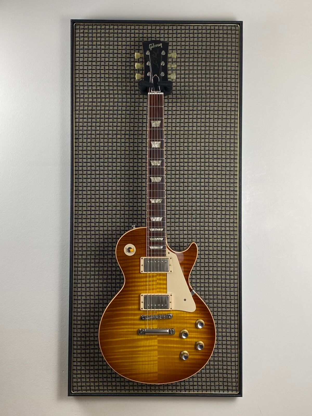 m style lc lbk gp Elektrische gitaar aan muur op akoestisch wandpaneel