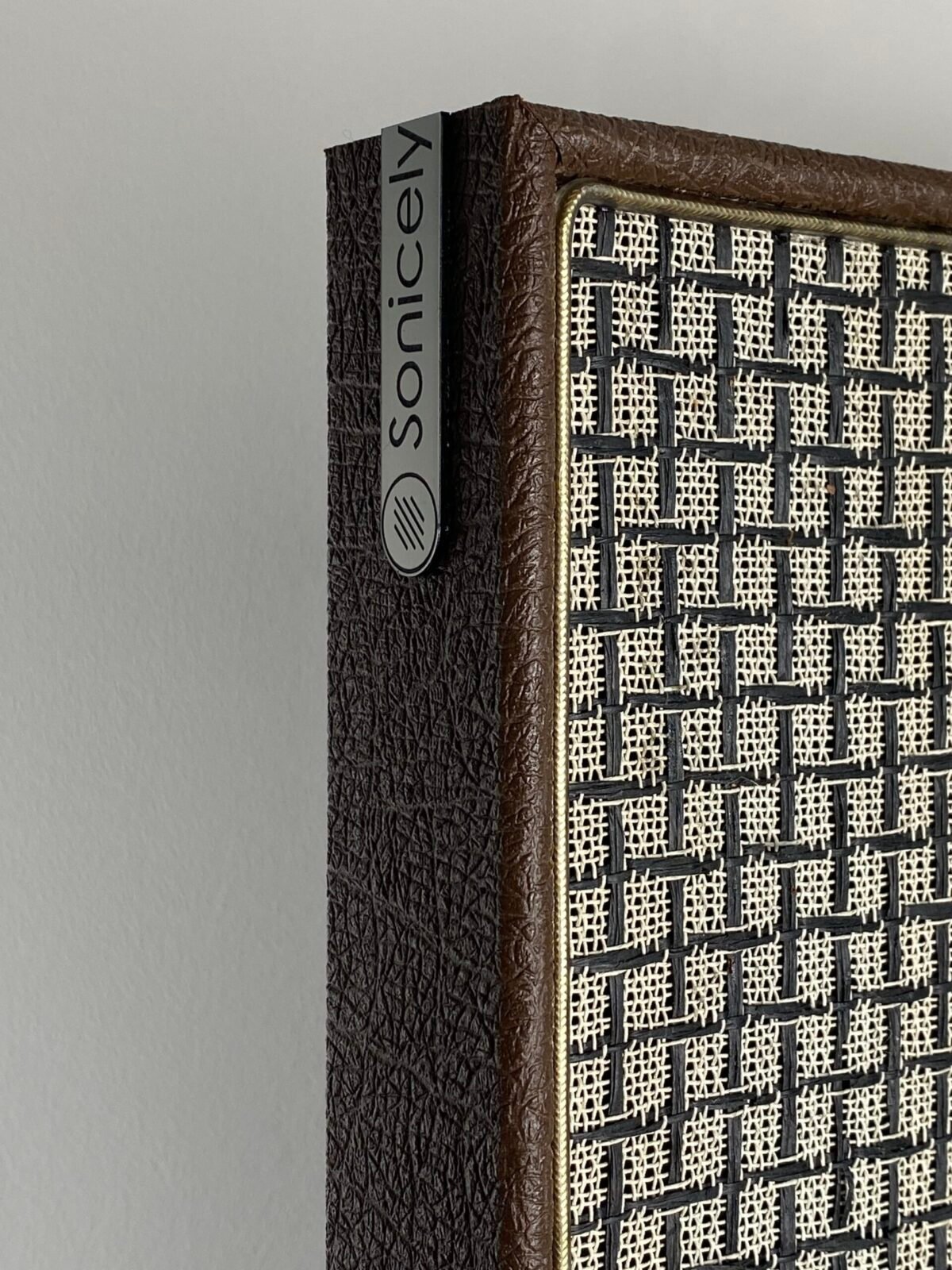 m style large check brown oak Gedetailleerde logo Sonicely op zijkant van akoestisch paneel