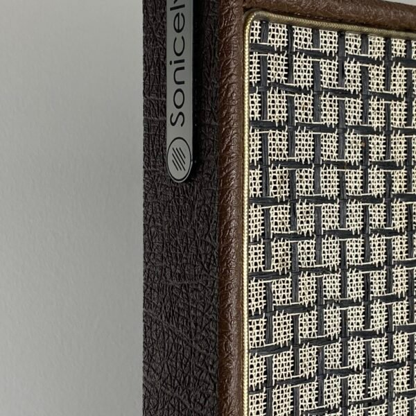 m style large check brown oak Gedetailleerde logo Sonicely op zijkant van akoestisch paneel