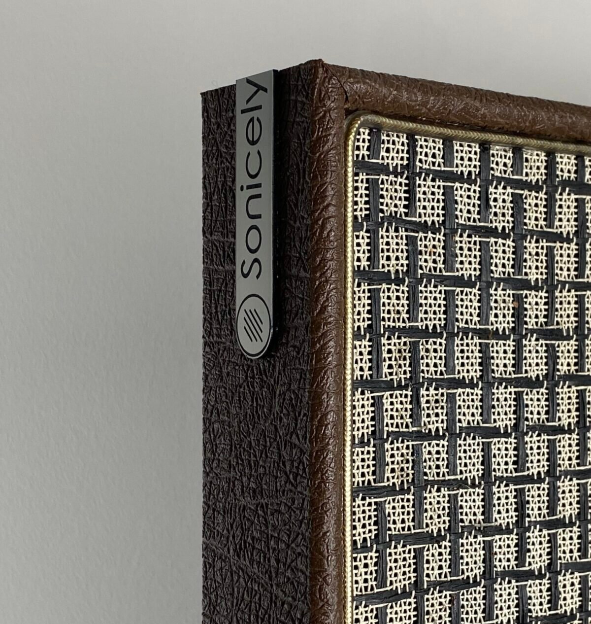 m style large check brown oak Gedetailleerde logo Sonicely op zijkant van akoestisch paneel