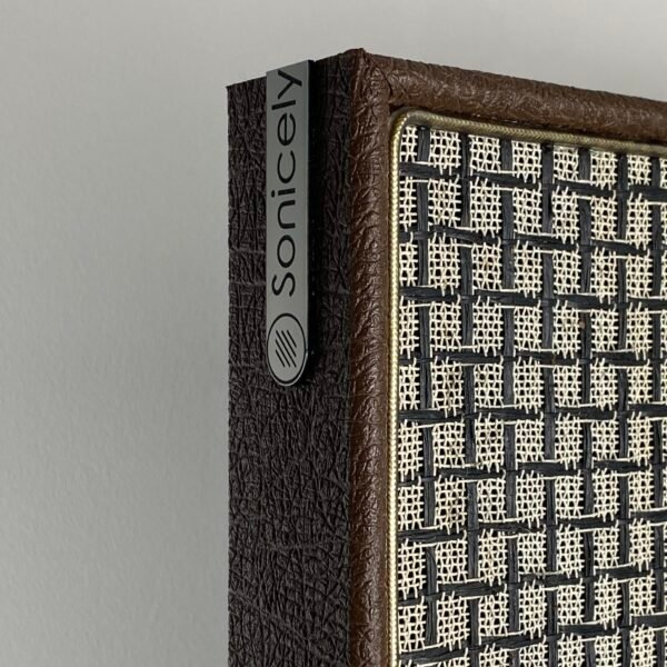 m style large check brown oak Gedetailleerde logo Sonicely op zijkant van akoestisch paneel