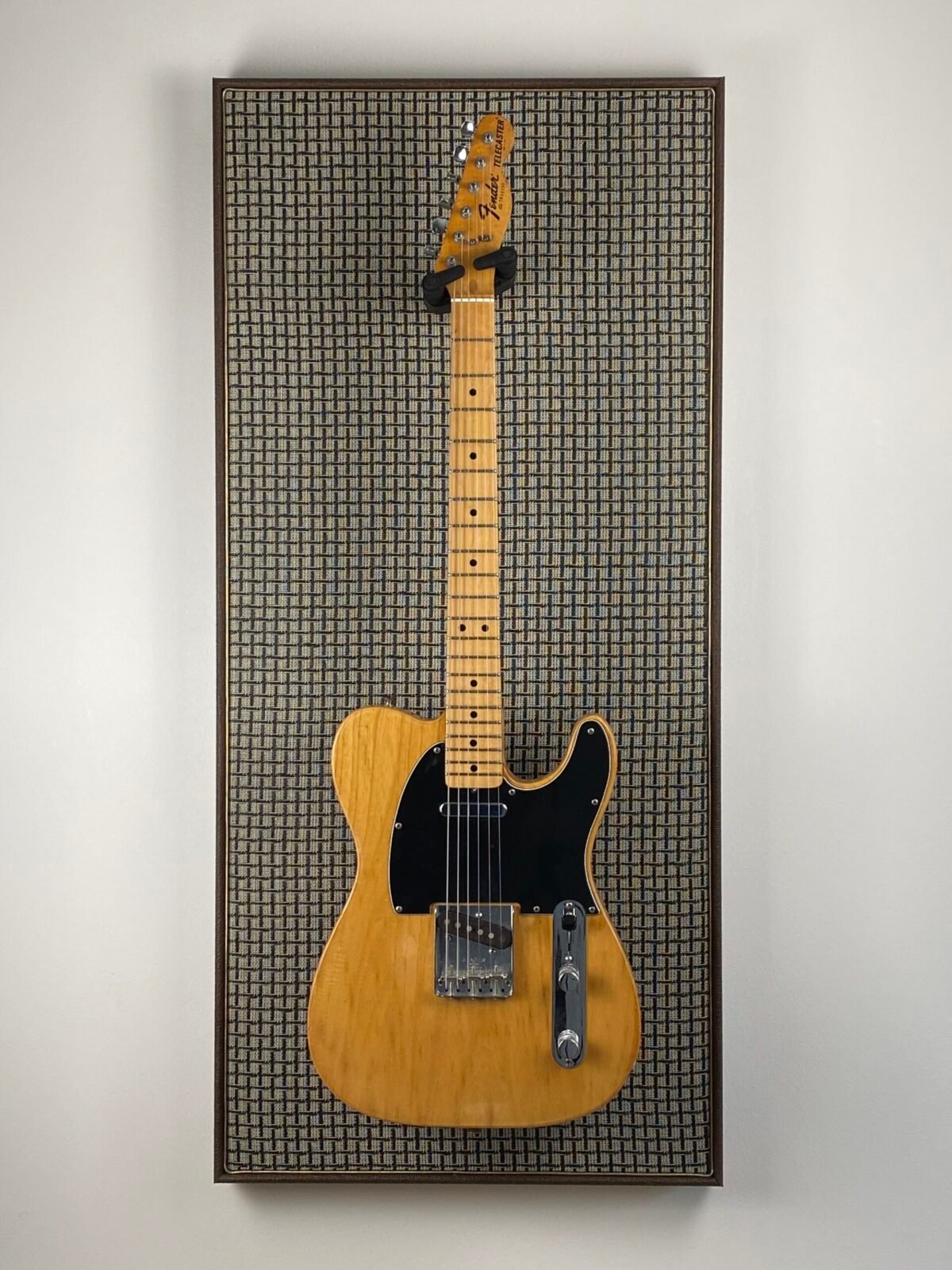 Akoestisch paneel met gitaar aan haak