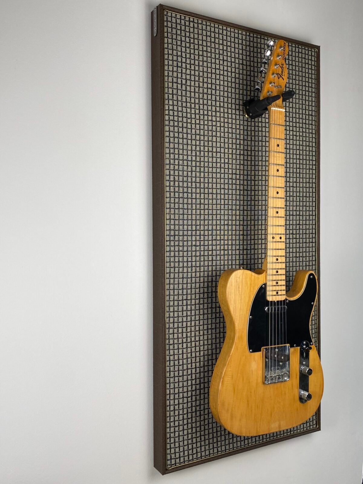 m style large check brown oak Akoestisch paneel met gitaar aan haak