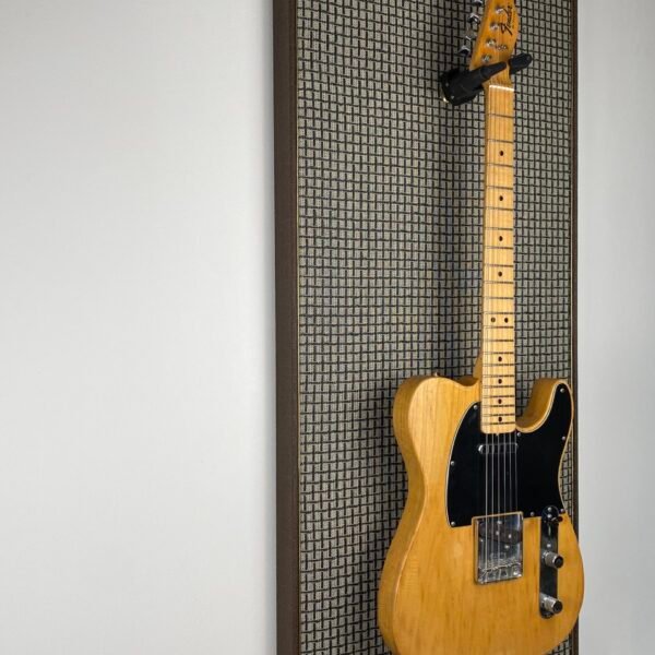 m style large check brown oak Akoestisch paneel met gitaar aan haak