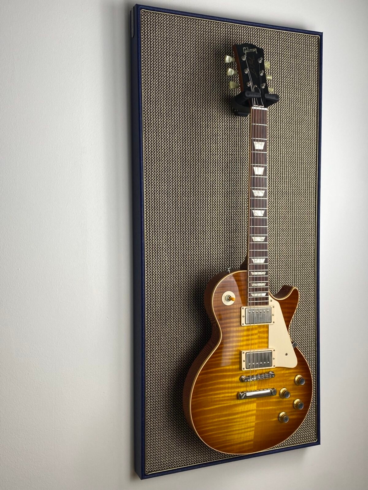 M-Style Salt & Pepper Blue Levant Gold Piping fullside Akoestisch paneel met gitaar aan haak