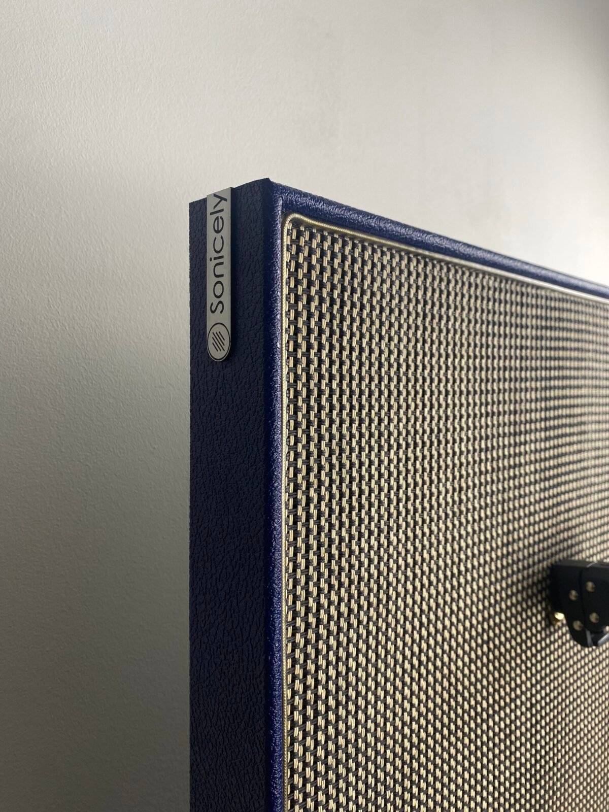 M-Style Salt & Pepper Blue Levant closeup logo Sonicely op akoestisch paneel salt & pepper