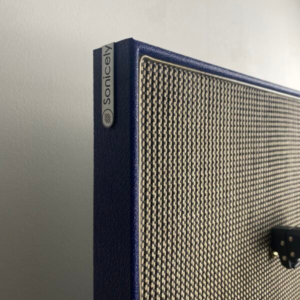 M-Style Salt & Pepper Blue Levant closeup logo Sonicely op akoestisch paneel salt & pepper