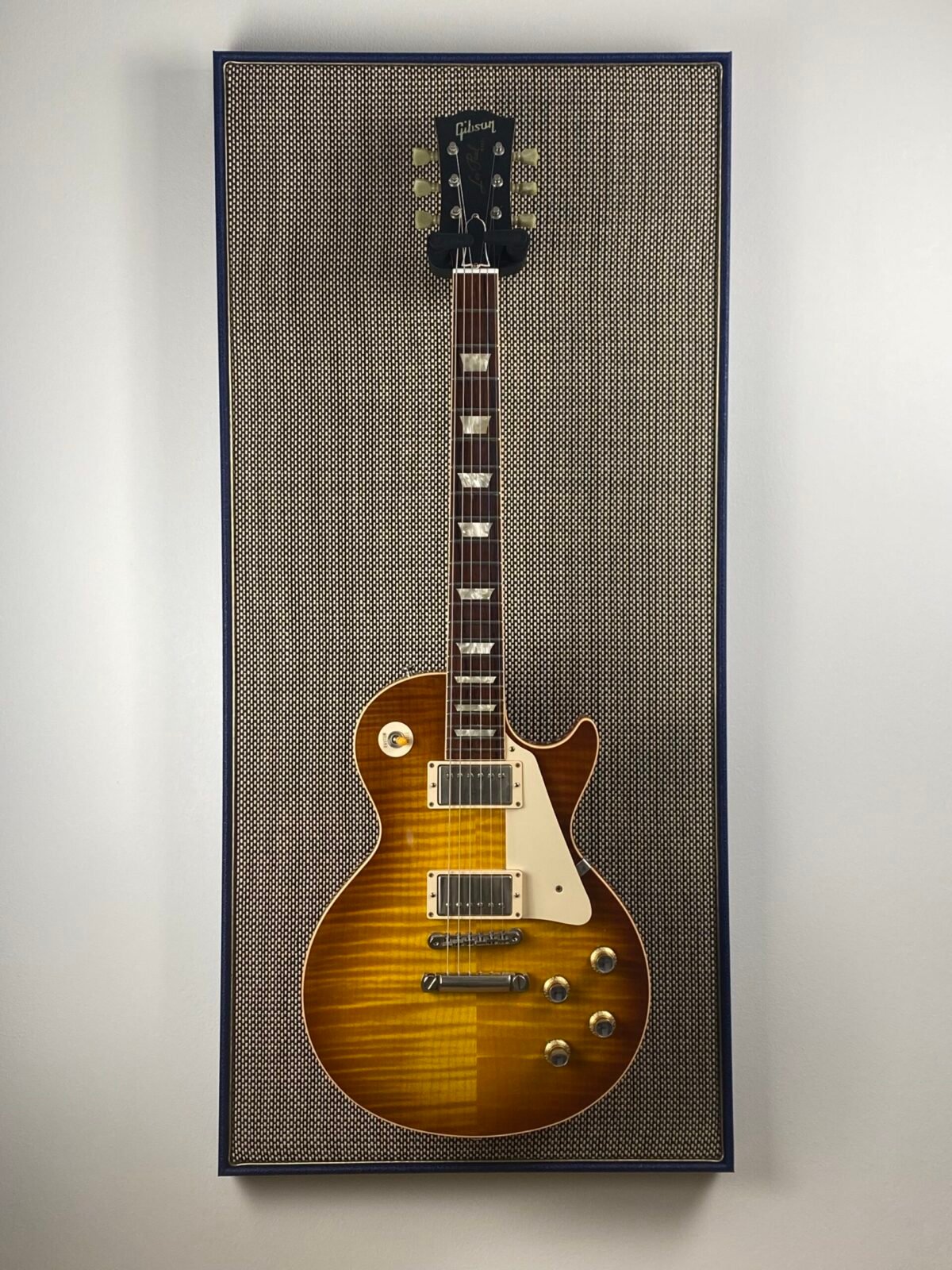 M-Style Salt & Pepper Blue Levant Akoestisch paneel met gitaar aan haak