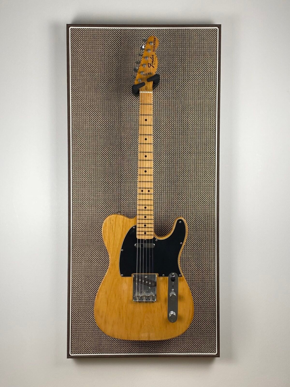 Akoestisch paneel met gitaar aan haak