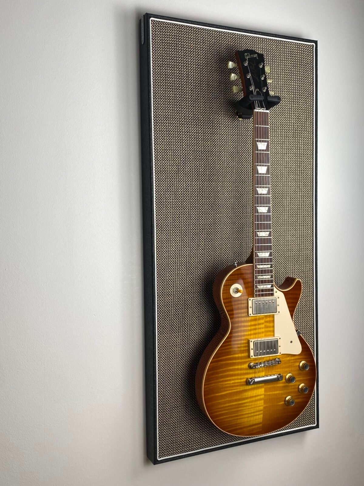 M-Style Salt & Pepper Elephant Black White Piping fullside Akoestisch paneel met gitaar aan haak