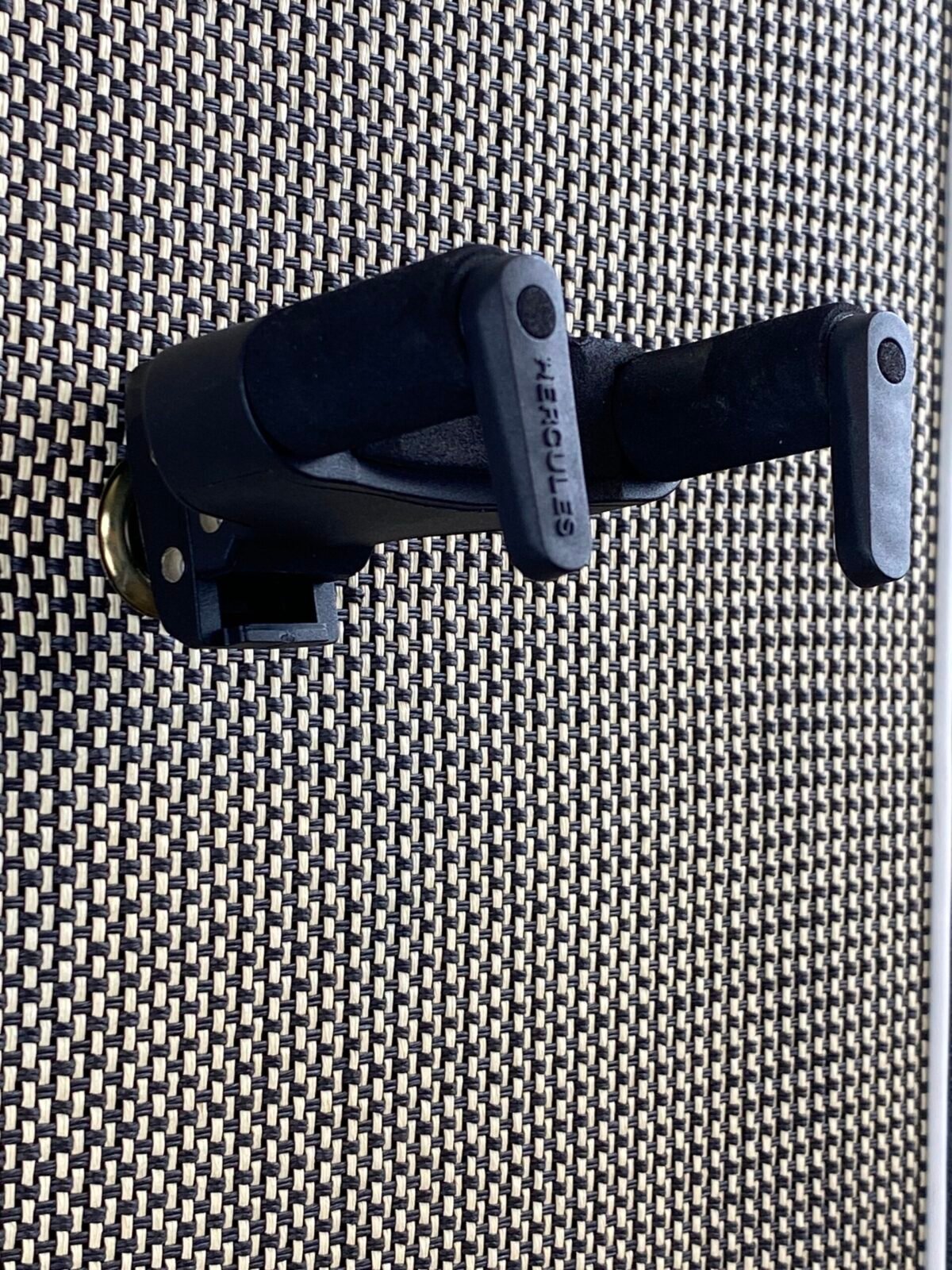 M-Style Salt & Pepper Elephant Black White Piping hook Speakerdoek Salt & Pepper met Hercules gitaarhaak