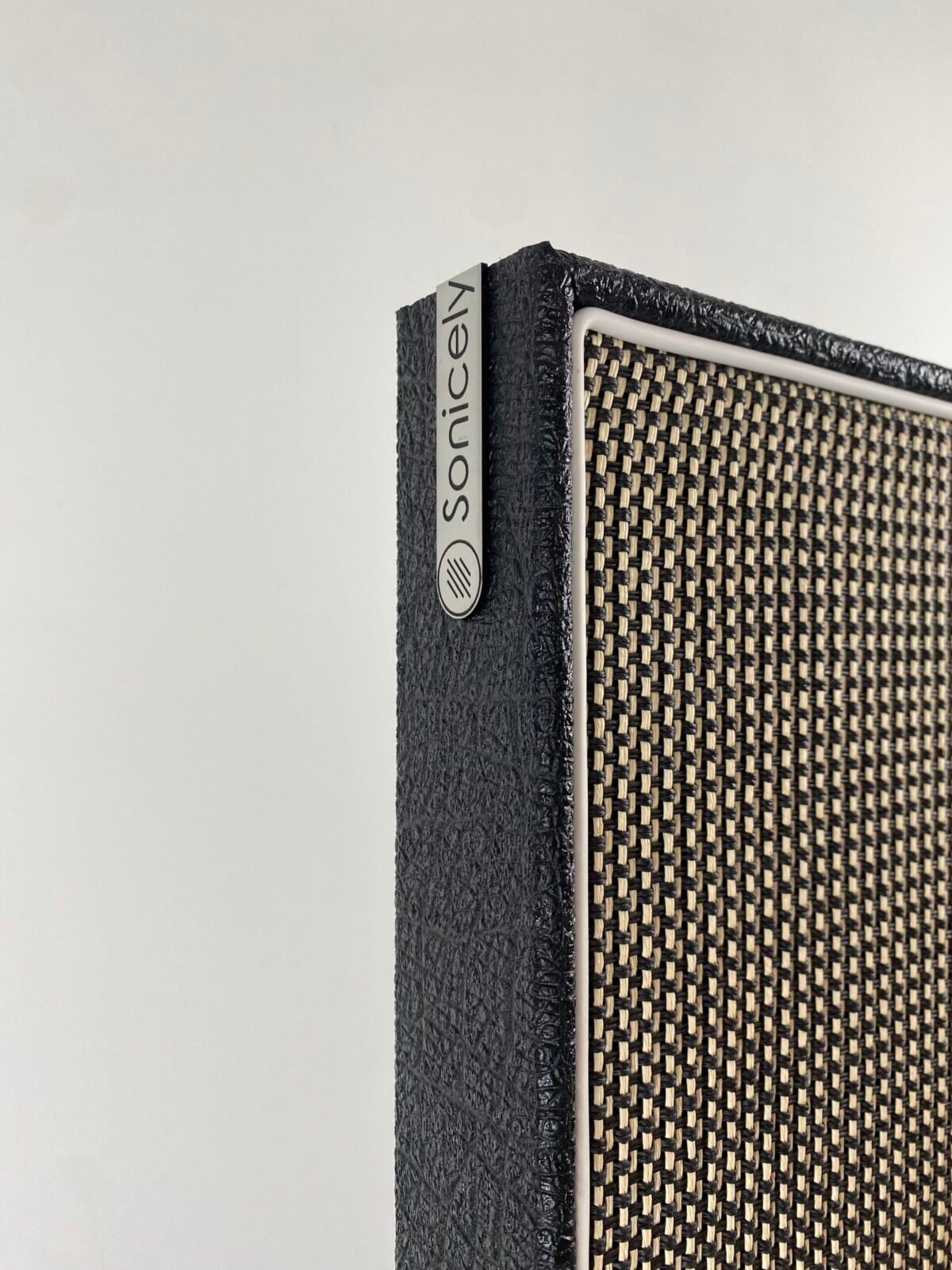 M-Style Salt & Pepper Elephant Black White Piping logo logo op akoestisch paneel met Salt & Pepper speakerdoek