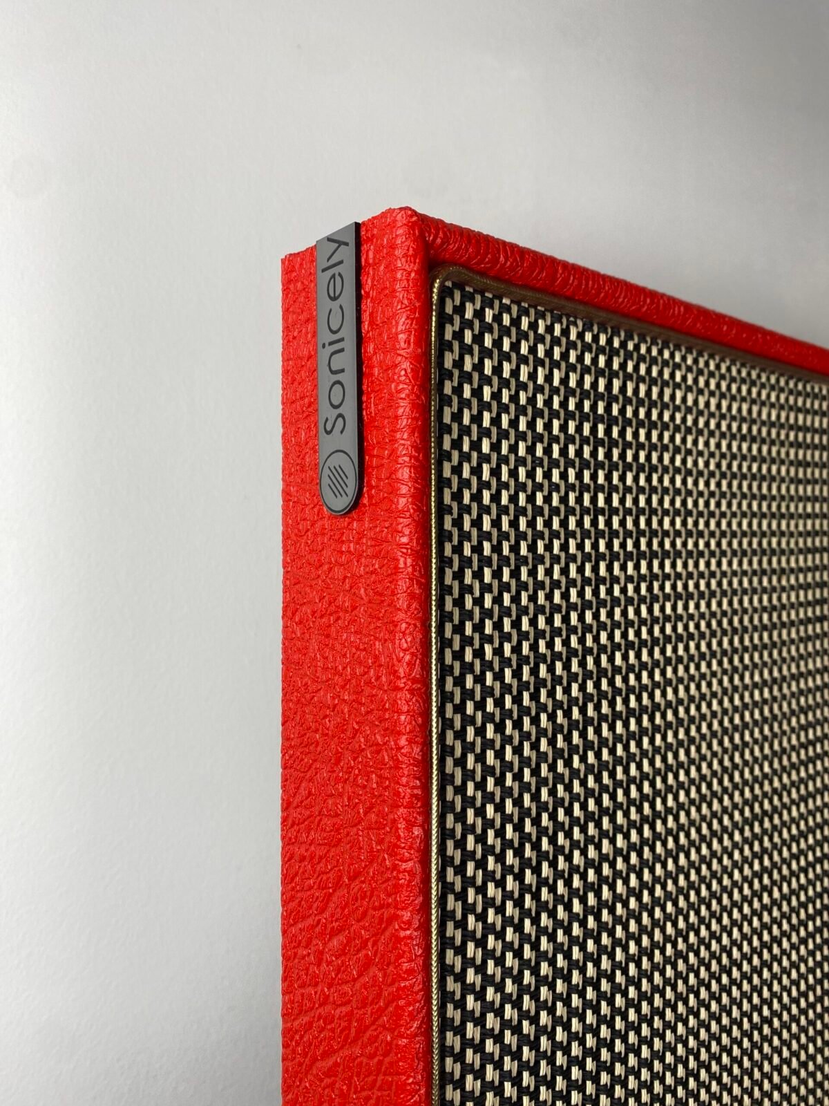 Logo Sonicely met Salt & pepper speakerdoek