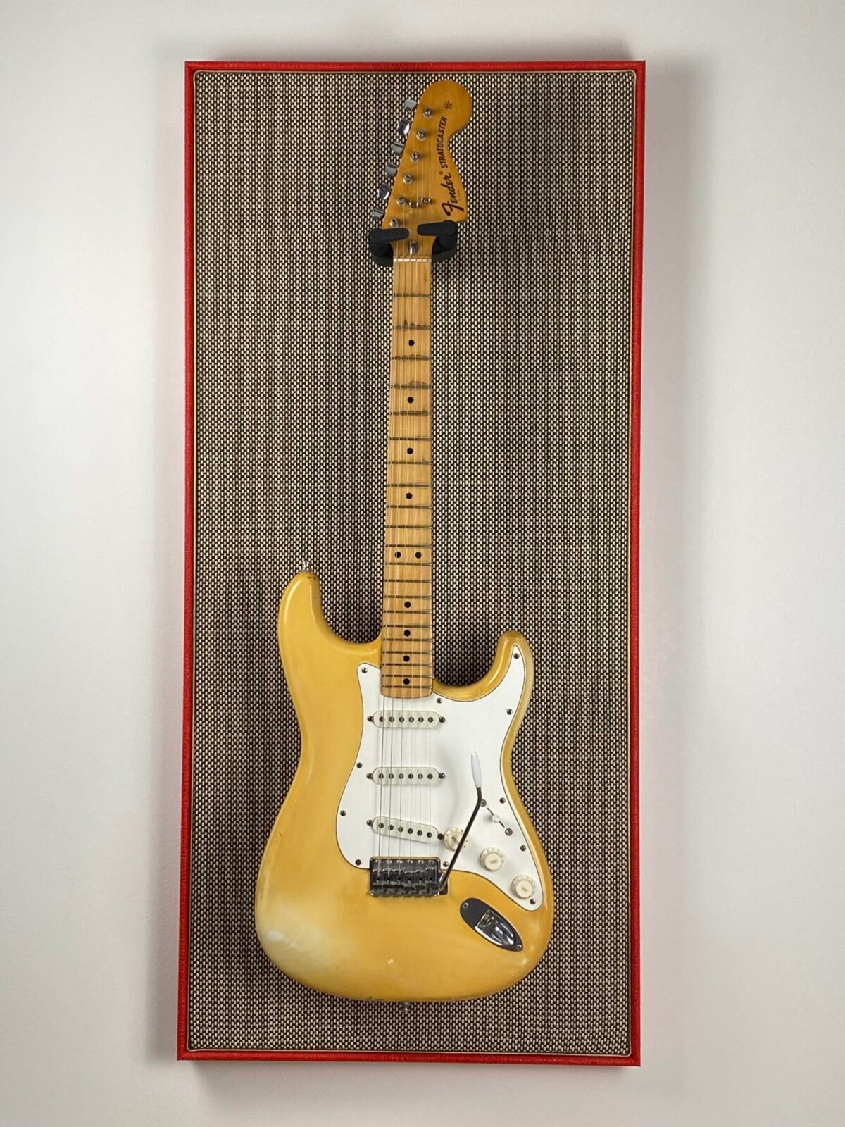 Akoestisch paneel met gitaar aan haak