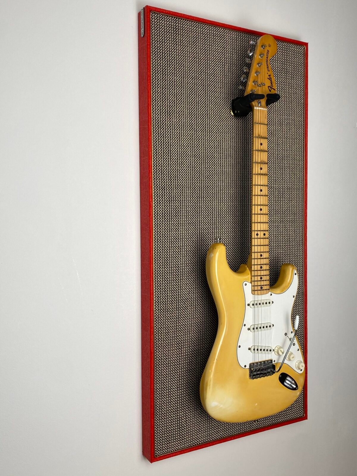 Akoestisch paneel met gitaar aan haak